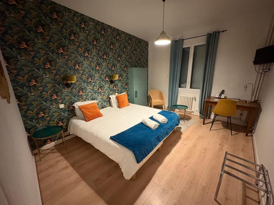 Bed, TV and multimedia, Photo of the whole room, Seating area, Bedroom