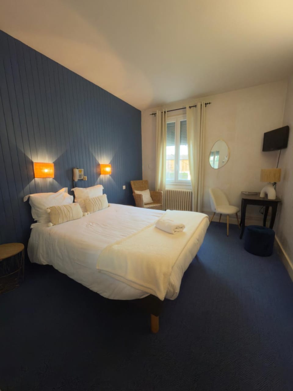 TV and multimedia, Photo of the whole room, Seating area, Bedroom