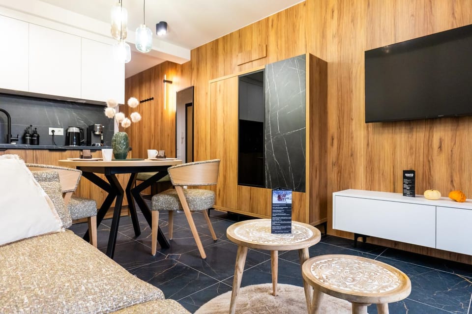 TV and multimedia, Kitchen or kitchenette, Seating area
