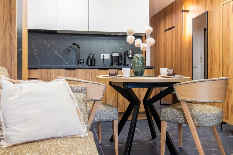 Kitchen or kitchenette, Living room, Seating area, Dining area