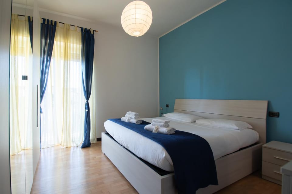 Bed, Photo of the whole room, towels