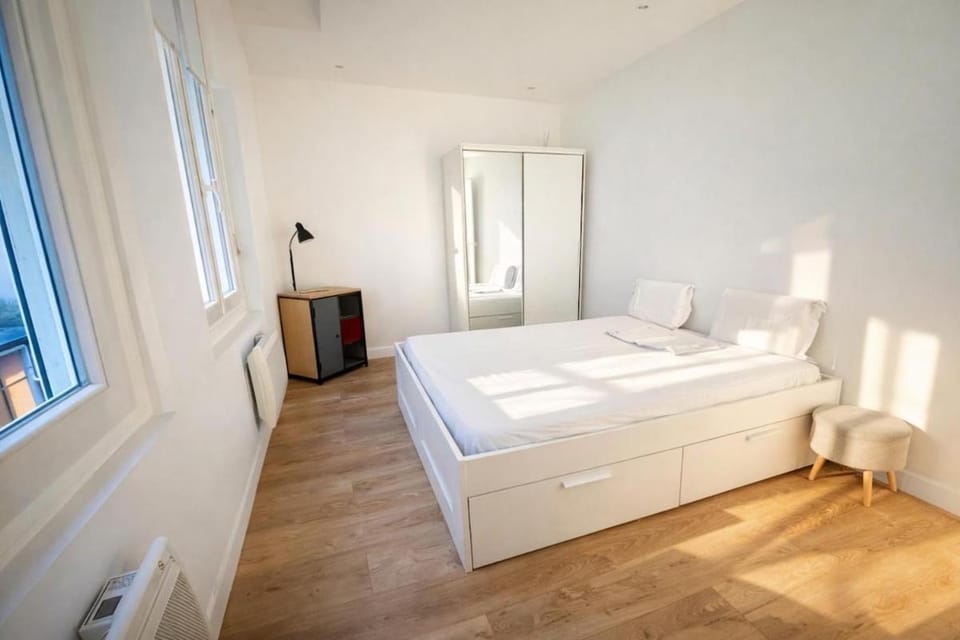 Fully renovated apartment and secured charming place Apartment in Paris