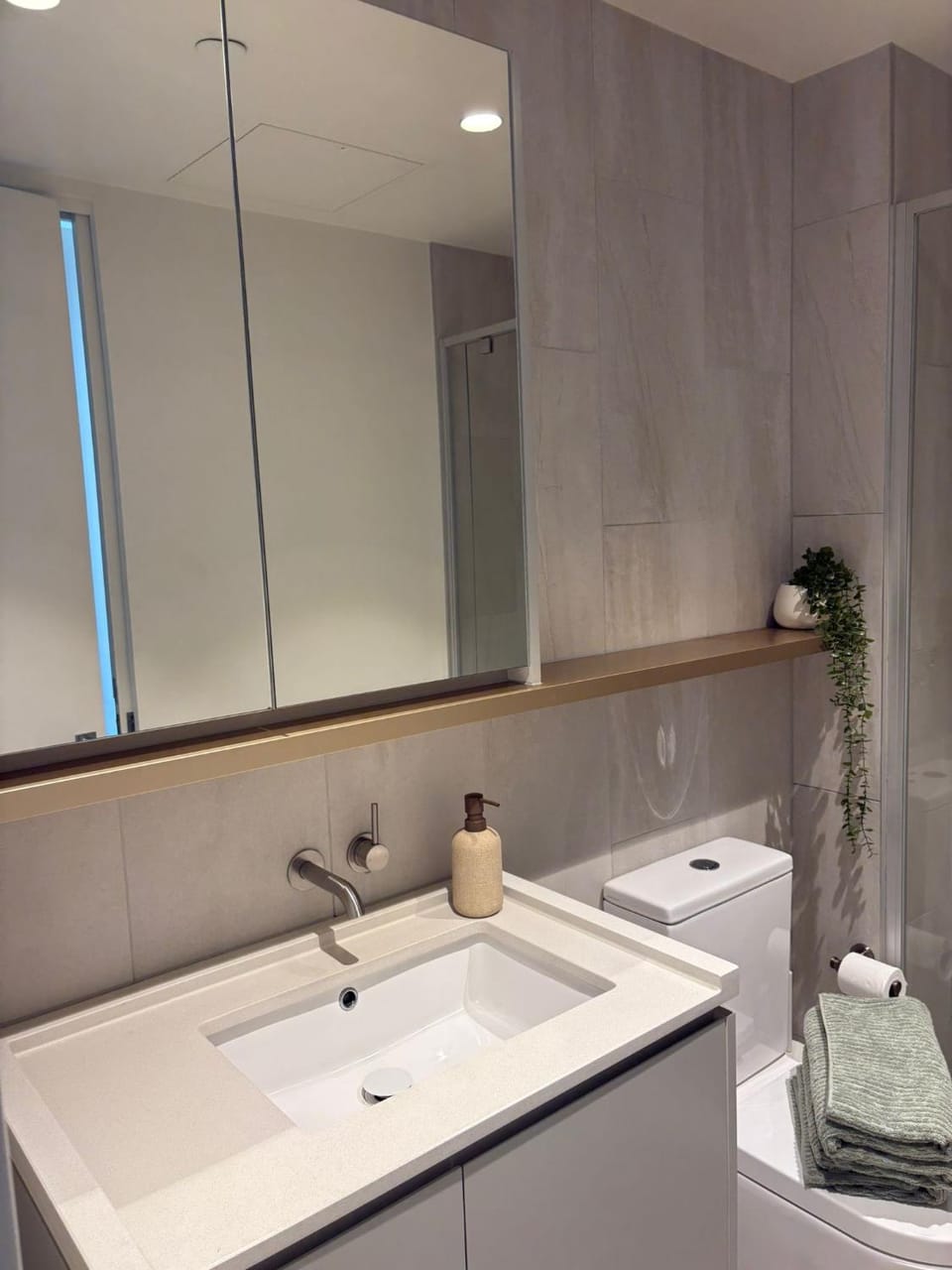 Luxury Private Room in Stylish Shared Apartment Vacation rental in Melbourne