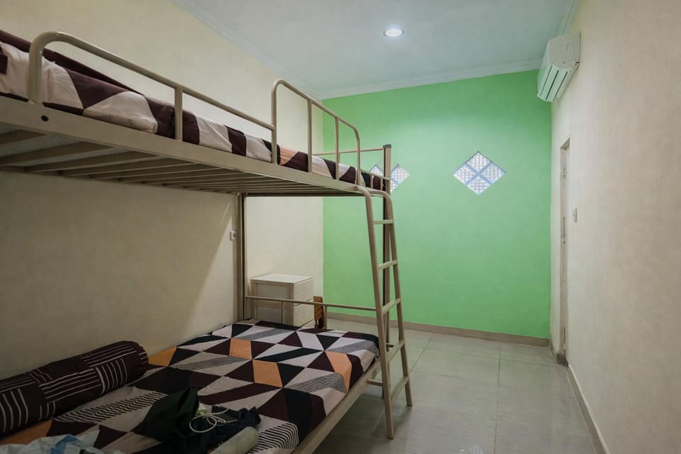 Bed, Bedroom, bunk bed, air conditioner