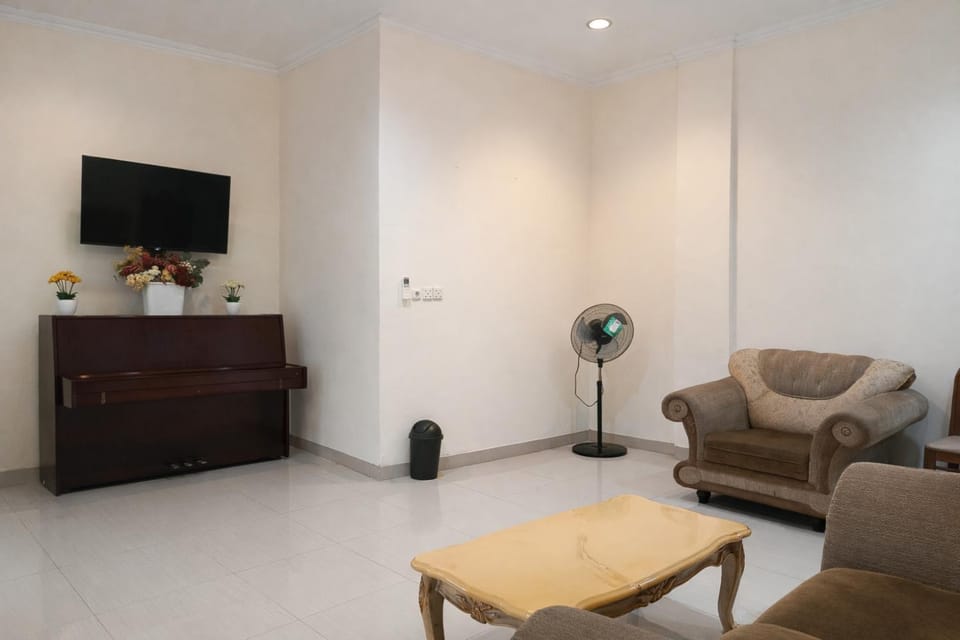 TV and multimedia, Living room, Seating area, air conditioner