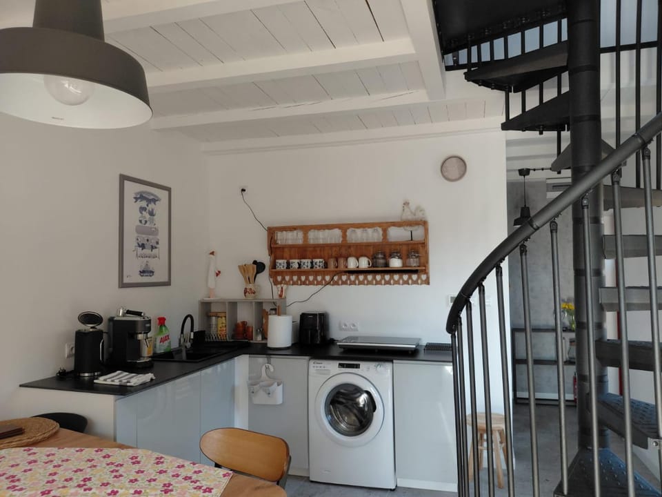 Kitchen or kitchenette, stove, washing machine