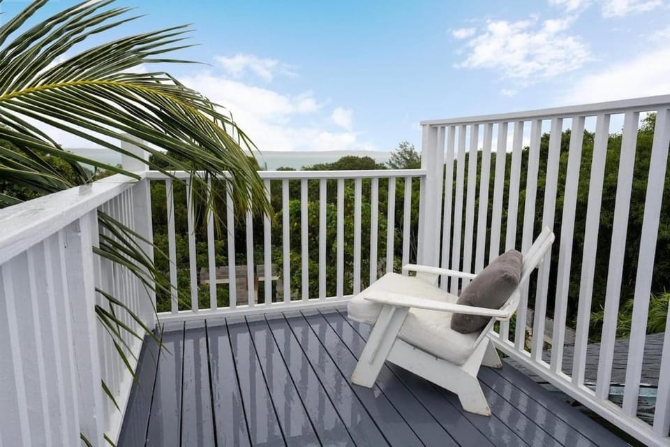 Chat n Chill - Top Floor Condo, Walk to Pink Sands Beach townhouse House in North Eleuthera