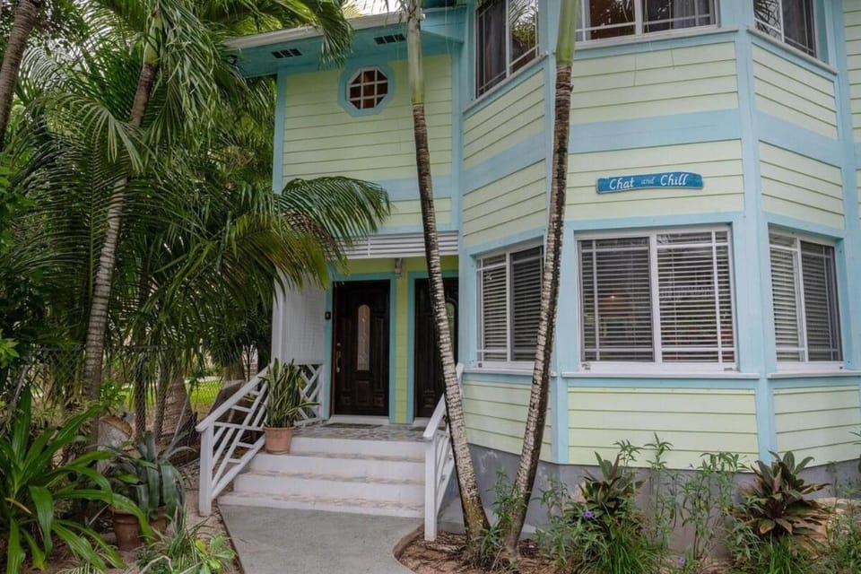 Chat n Chill - Top Floor Condo, Walk to Pink Sands Beach townhouse House in North Eleuthera