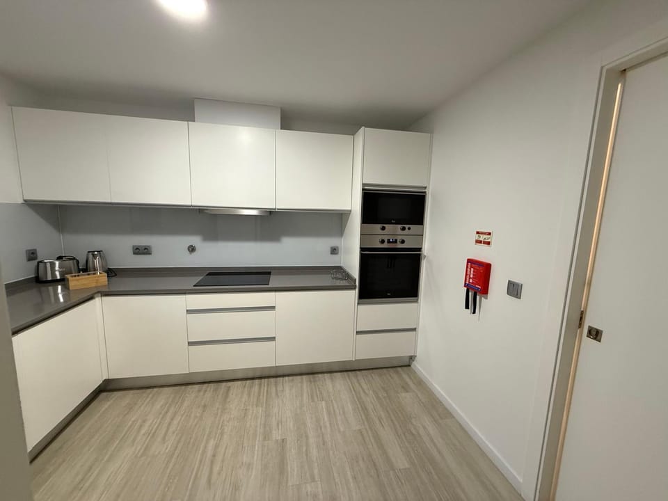 Coffee/tea facilities, Kitchen or kitchenette, dishwasher, flat iron, microwave, oven, stove, toaster
