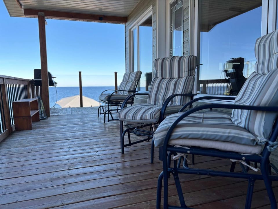 Comfort & Stunning Lake View - Vaela Chalet in La Tuque