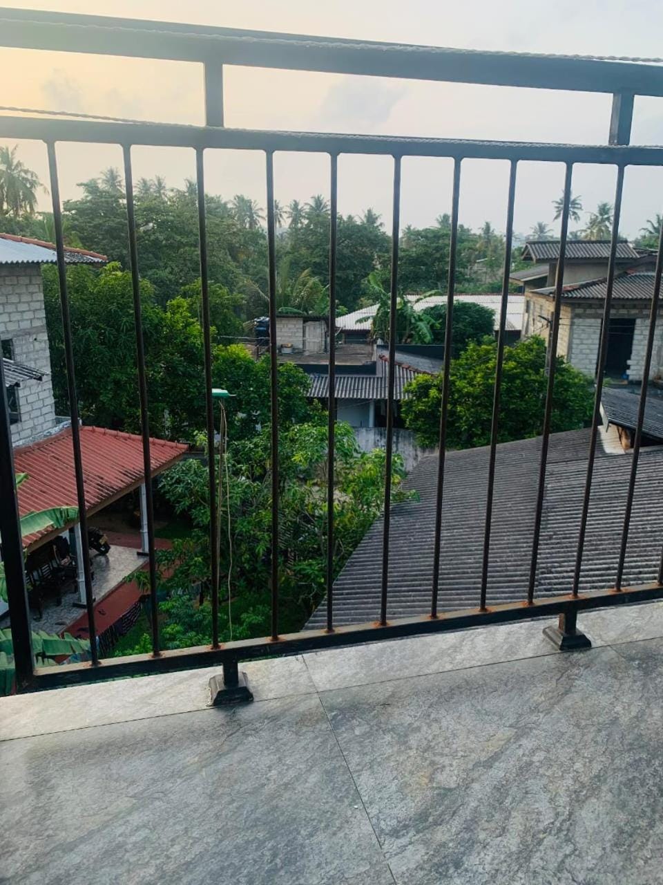 Property building, Day, Neighbourhood, Balcony/Terrace
