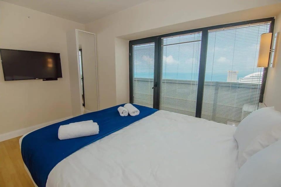 Communal lounge/ TV room, Bed, Natural landscape, TV and multimedia, Photo of the whole room, Evening entertainment, Bedroom, Sea view, towels