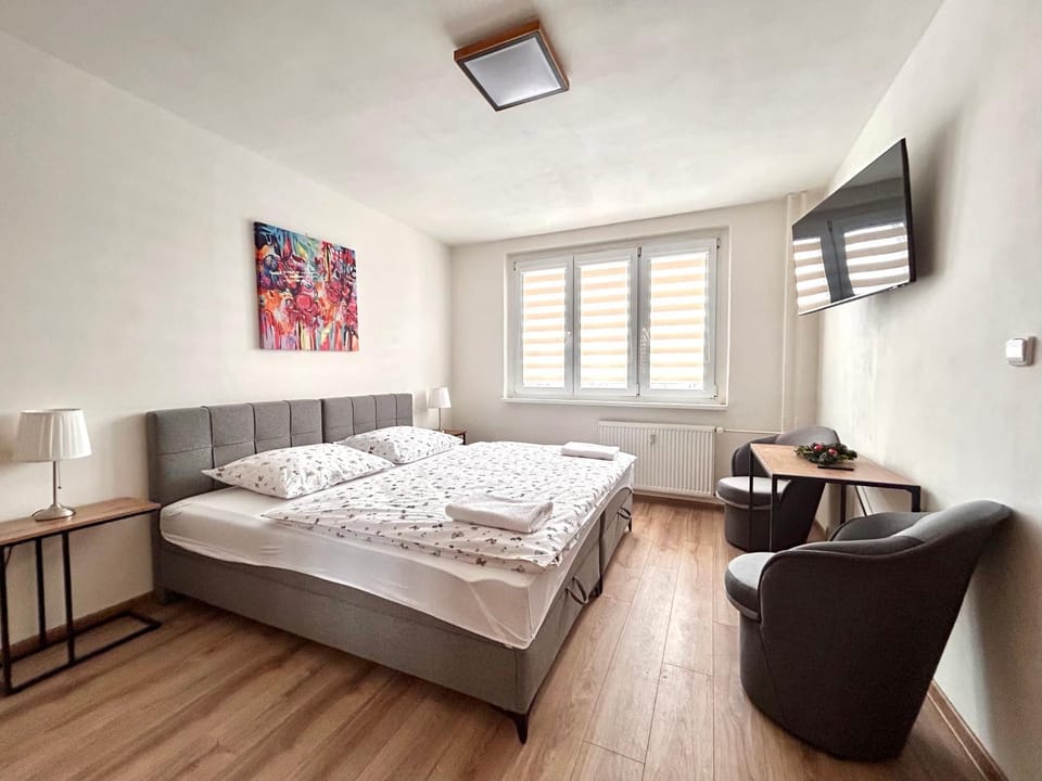 Bed, TV and multimedia, Seating area, Bedroom