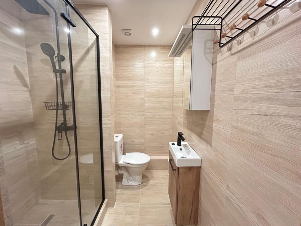 Shower, Toilet, Bathroom, towels