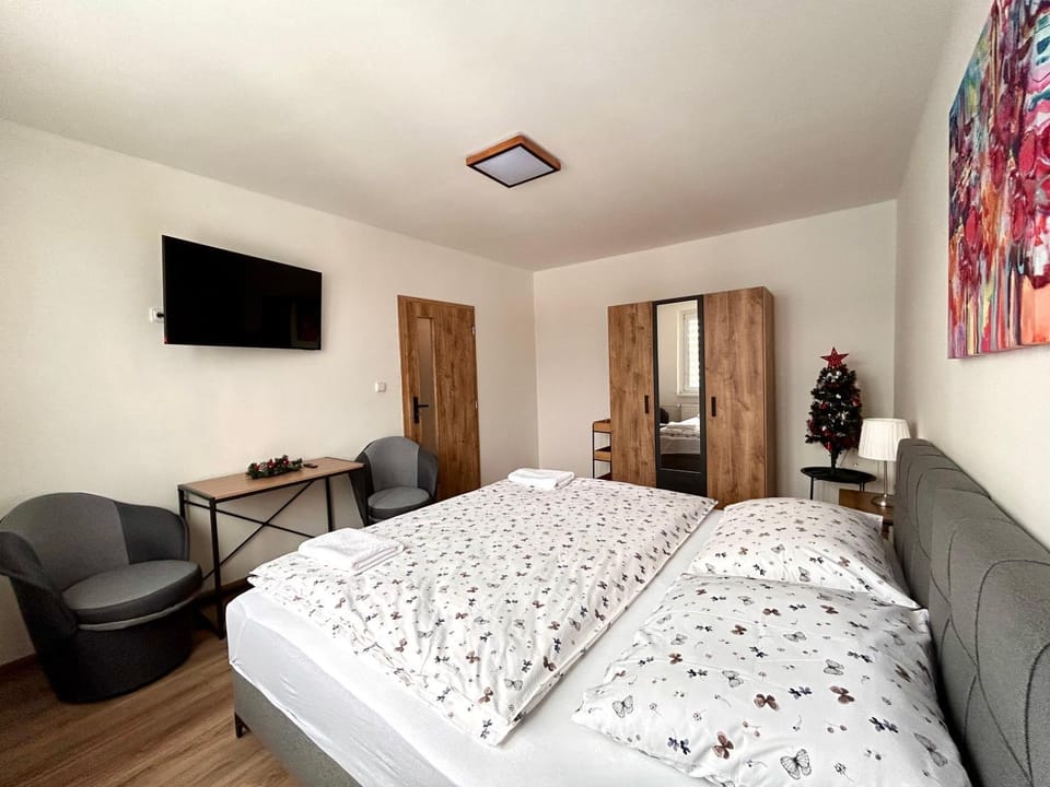 Bed, TV and multimedia, Seating area, Bedroom