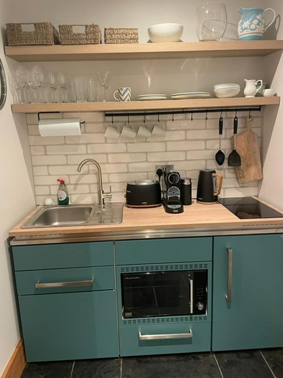 Coffee/tea facilities, Kitchen or kitchenette, stove, toaster