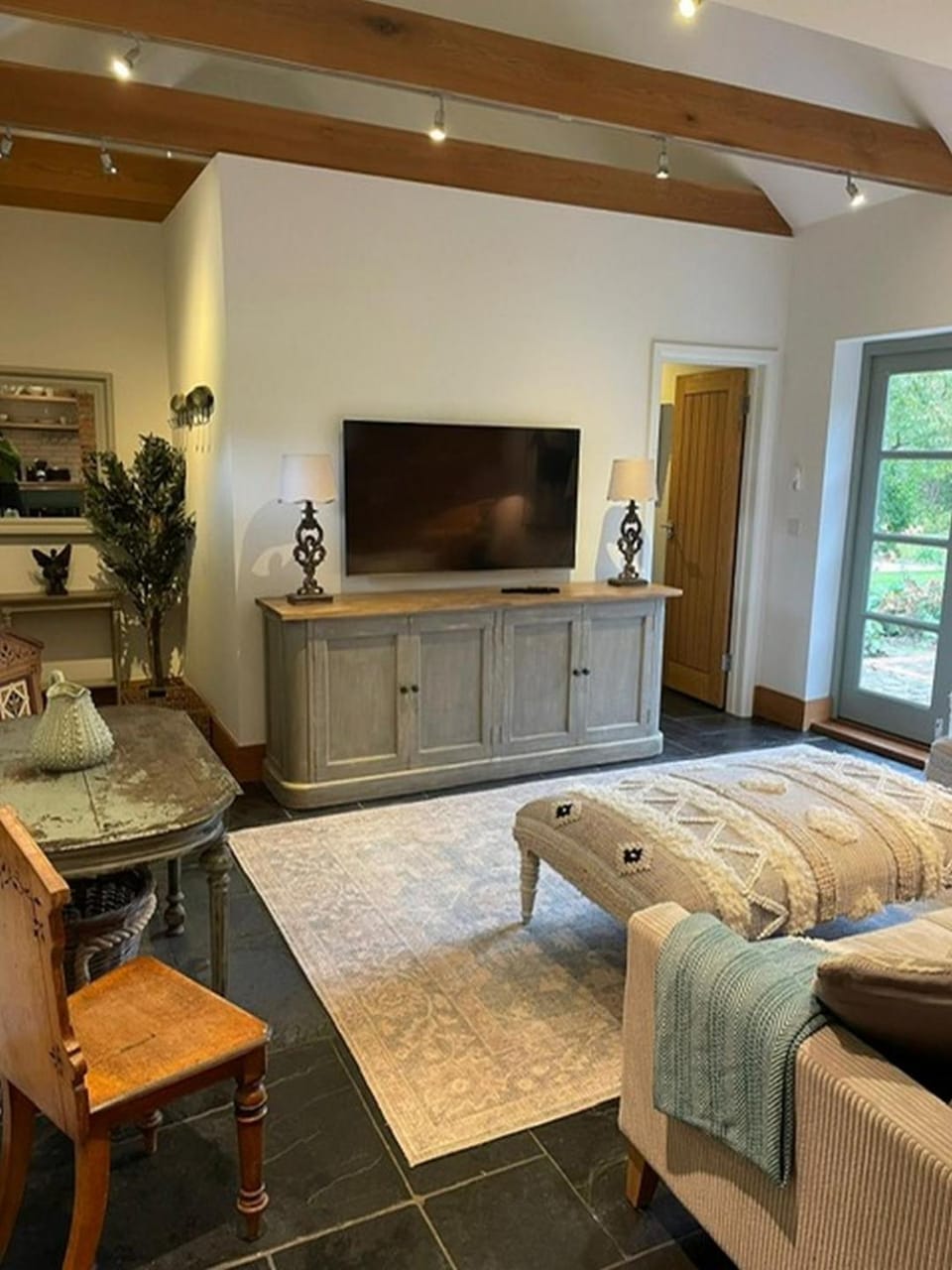 TV and multimedia, Living room, Photo of the whole room, Seating area