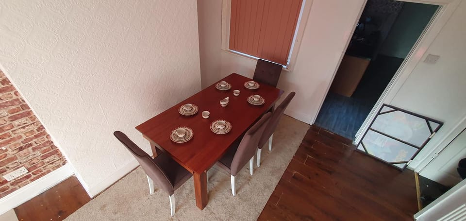 Food and drinks, Seating area, Dining area, Breakfast