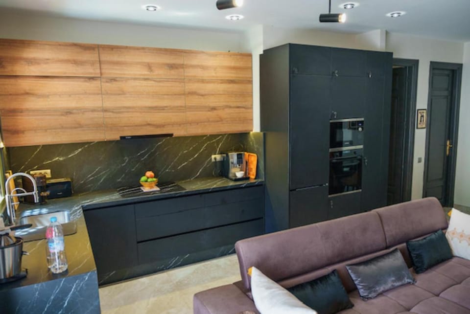 Coffee/tea facilities, Kitchen or kitchenette, microwave, oven, stove, kitchen