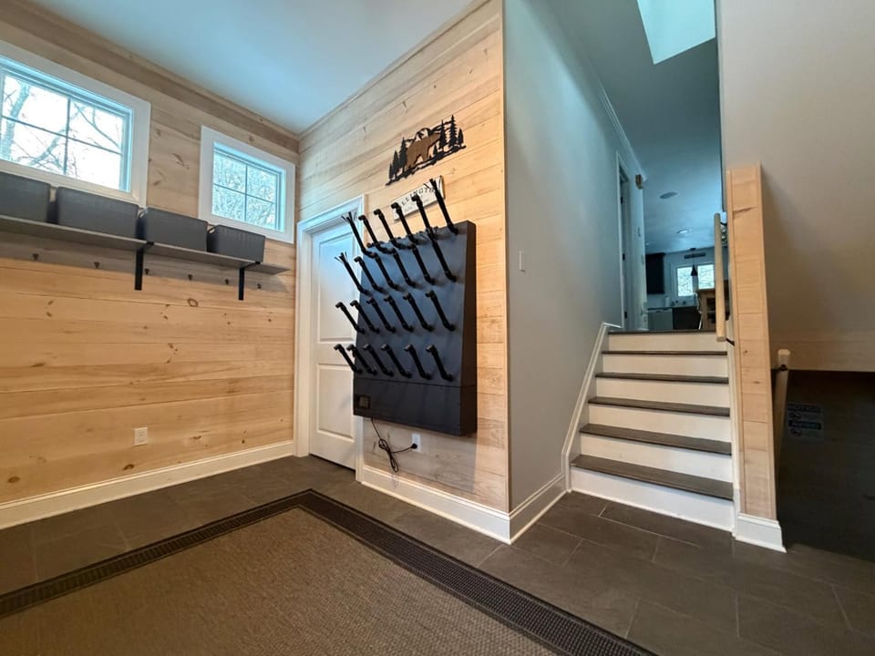 Summit House on George | Renovated | 5 Mins to K-1 | Lift & Rental Deals Chalet in Mendon