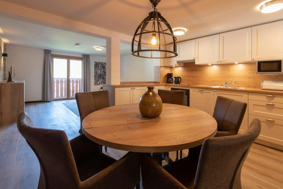 TV and multimedia, Kitchen or kitchenette, Living room, Seating area, Dining area, stove