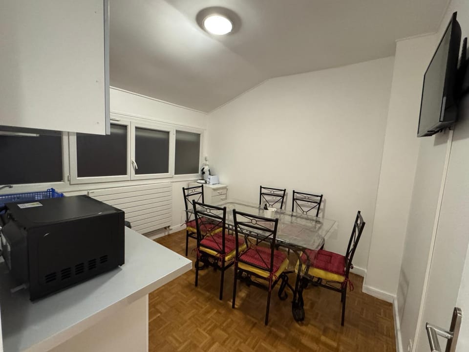 TV and multimedia, Kitchen or kitchenette, Seating area, Dining area