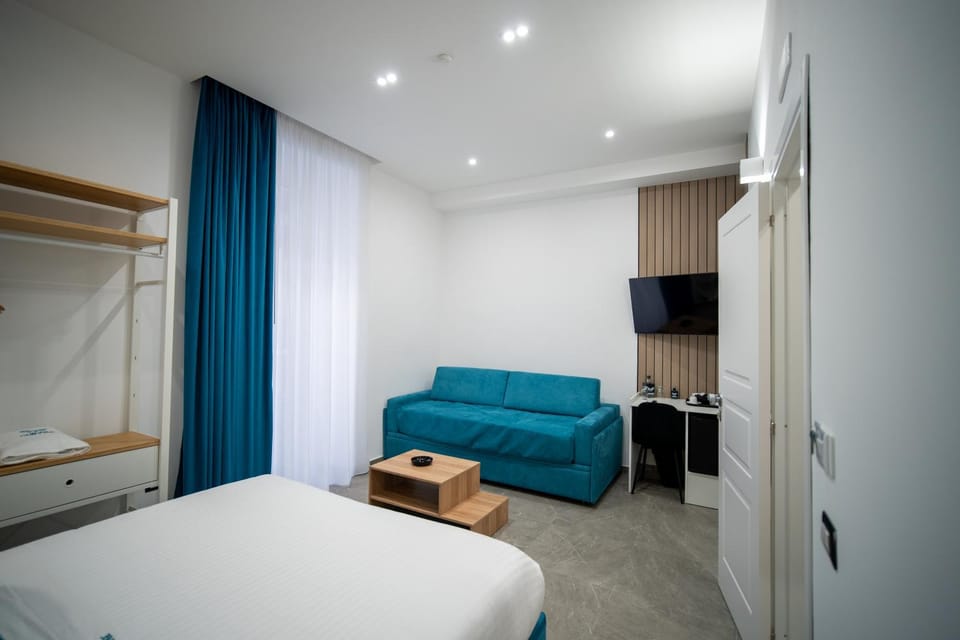 Bed, TV and multimedia, Bedroom
