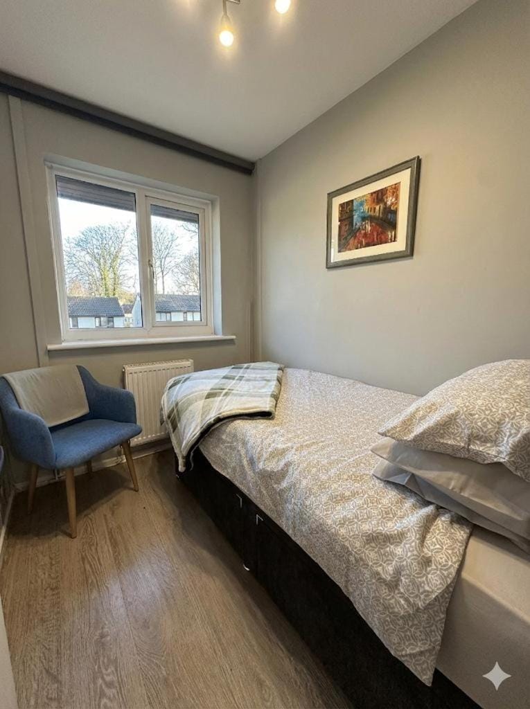 Contractor-Friendly Stay in Manchester, Parking, WiFi House in Prestwich