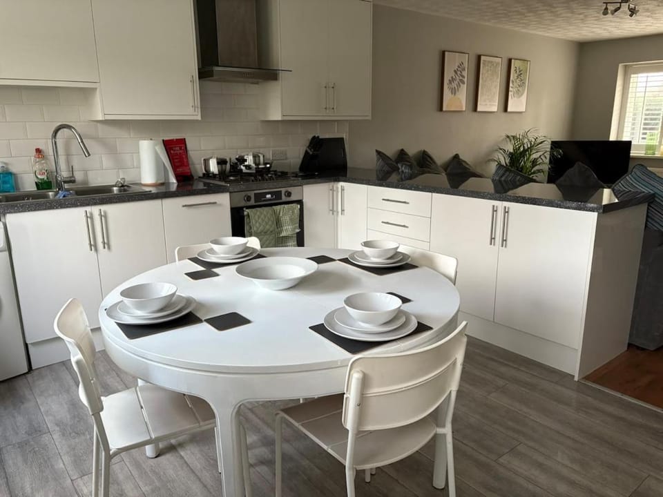 Contractor-Friendly Stay in Manchester, Parking, WiFi House in Prestwich