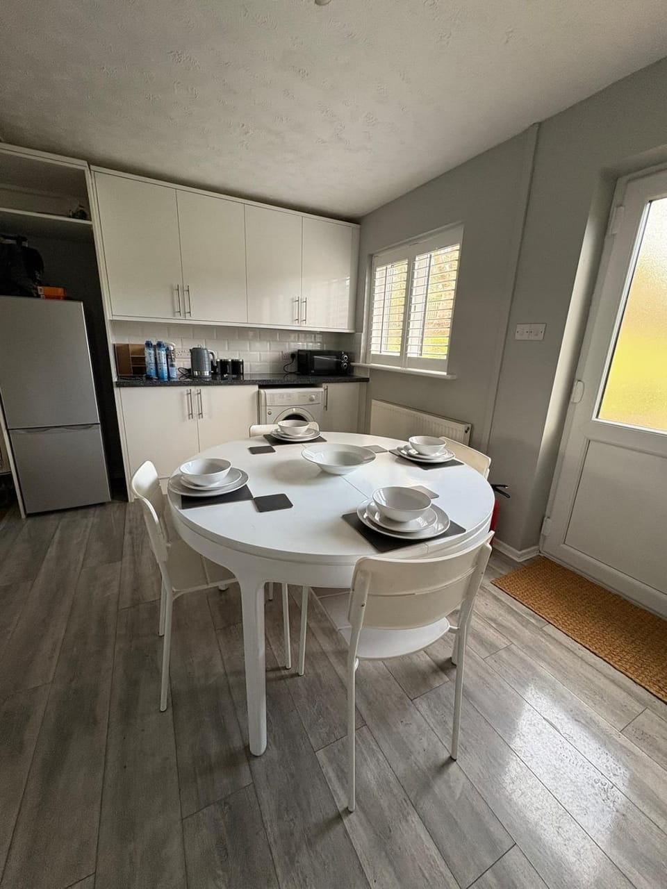 Coffee/tea facilities, Kitchen or kitchenette, Dining area, oven, stove
