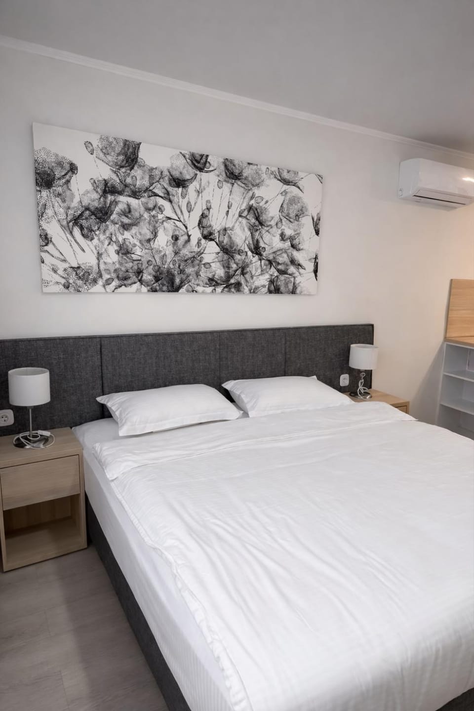 Bed, Photo of the whole room, Bedroom