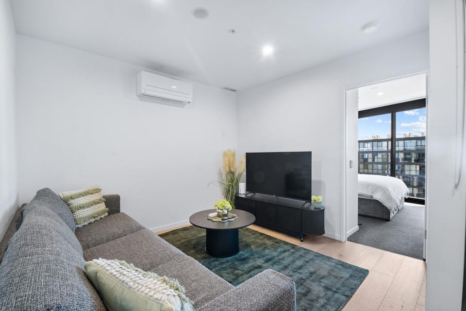 Elegant Top Floor 1BR, Sleeps 4, City Views Apartment in Canberra