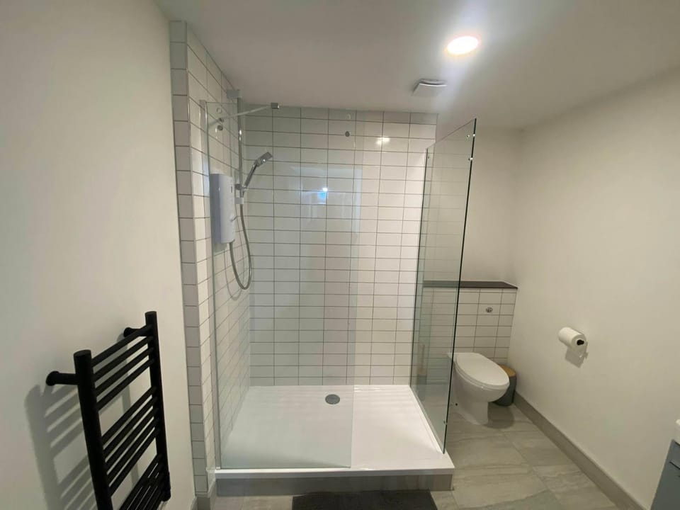 Modern 3-Bed Flat by High Street & Designer Outlet Apartment in Swindon