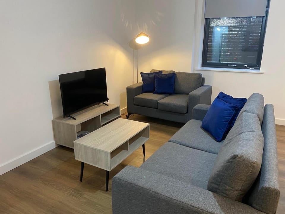 Modern 3-Bed Flat by High Street & Designer Outlet Apartment in Swindon