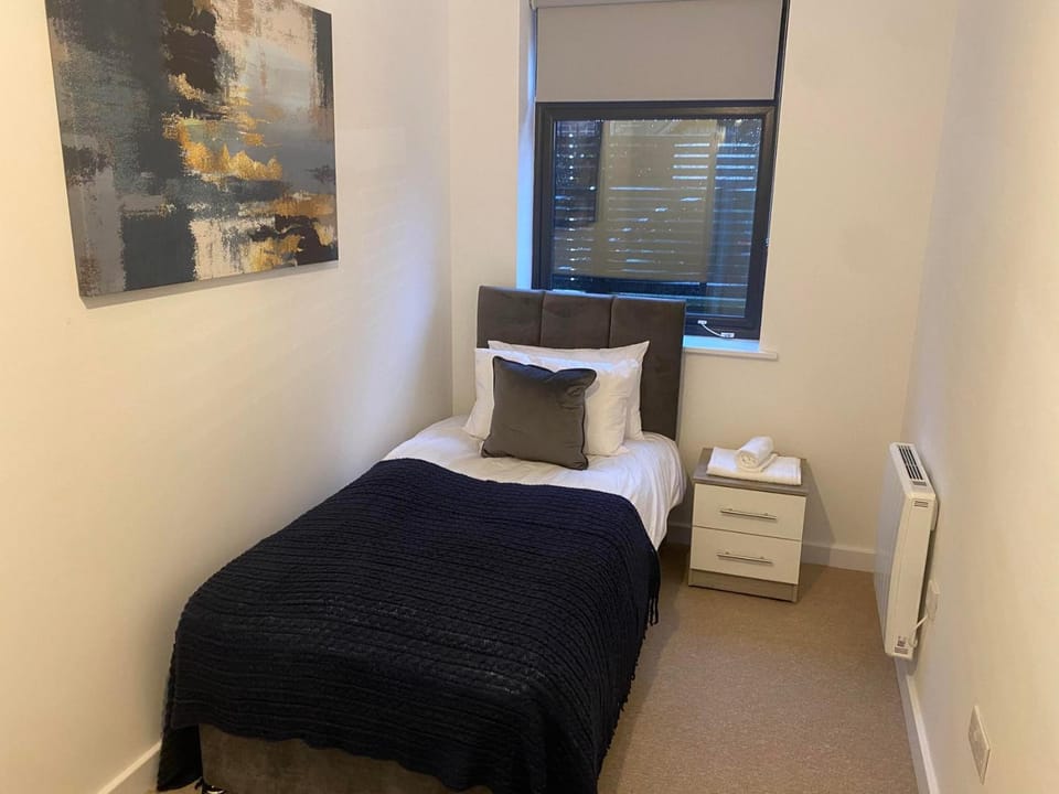 Modern 3-Bed Flat by High Street & Designer Outlet Apartment in Swindon
