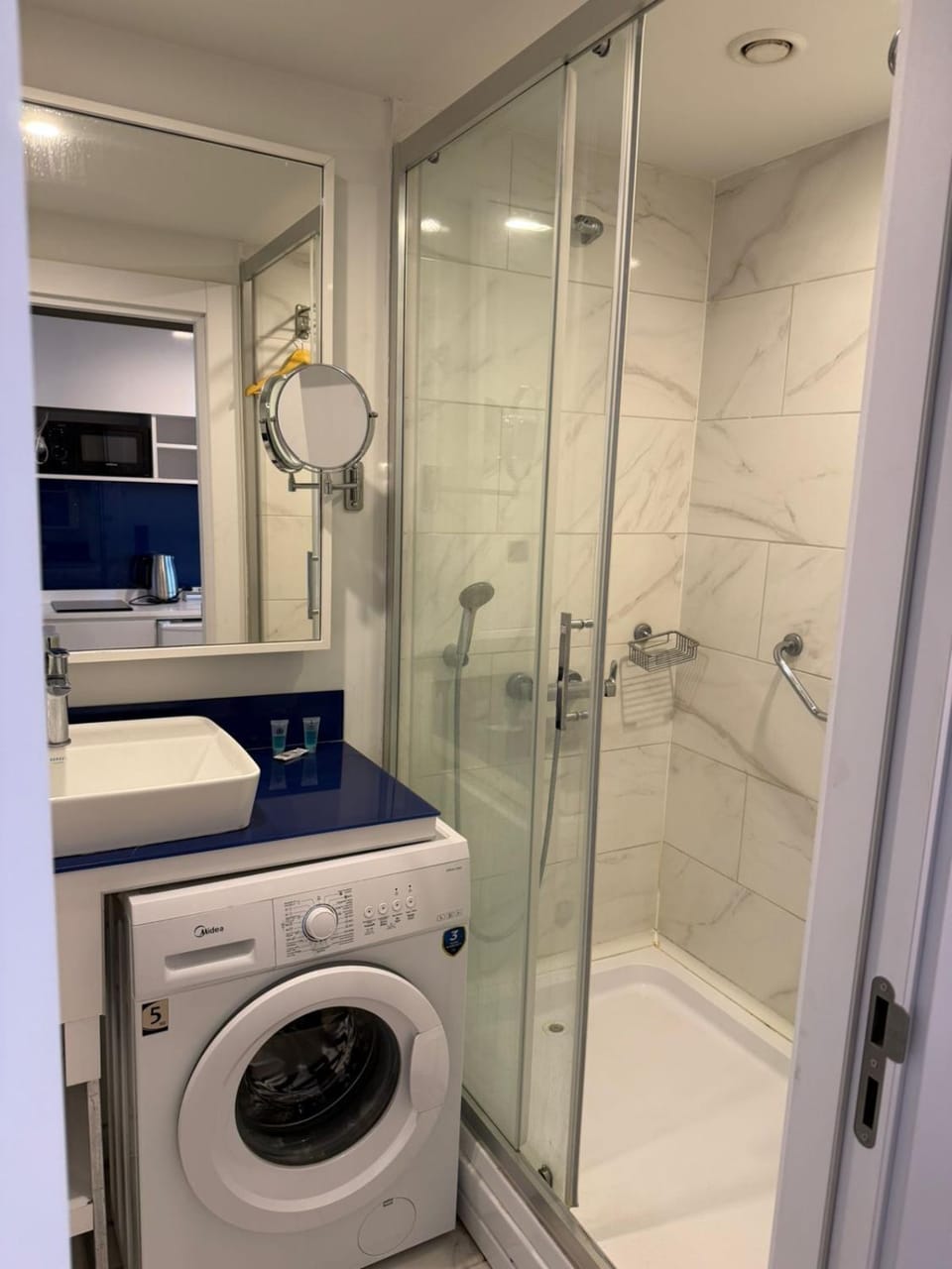 Shower, Bathroom, Bath, towels, washing machine, dryer