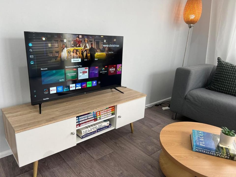 u2 Cute Fresh Unit Quiet Centre NewAC SmartTV Apartment in Brisbane