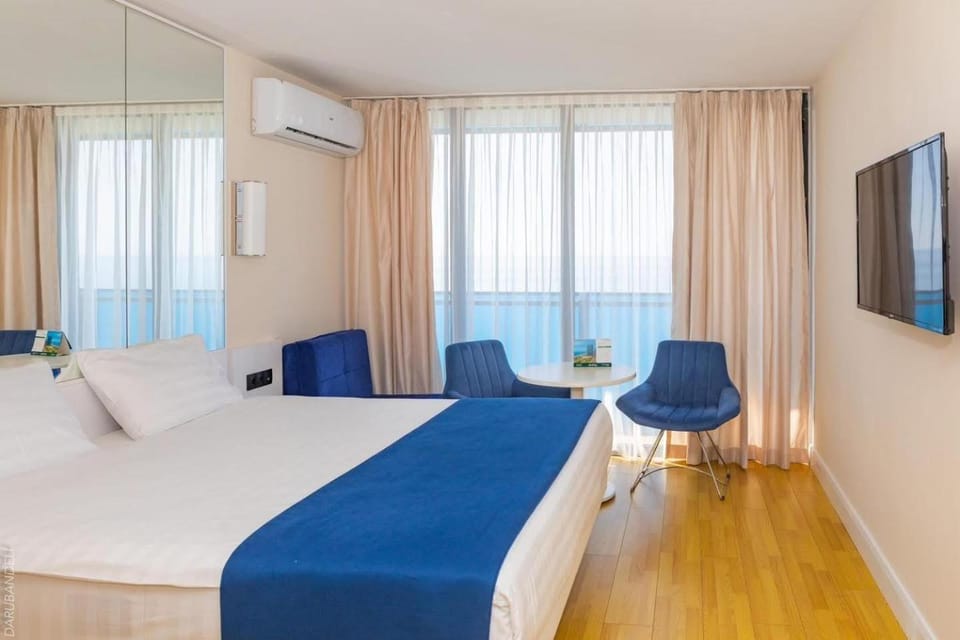 Communal lounge/ TV room, Bed, TV and multimedia, Living room, Photo of the whole room, Seating area, Evening entertainment, Bedroom, hair dresser, air conditioner