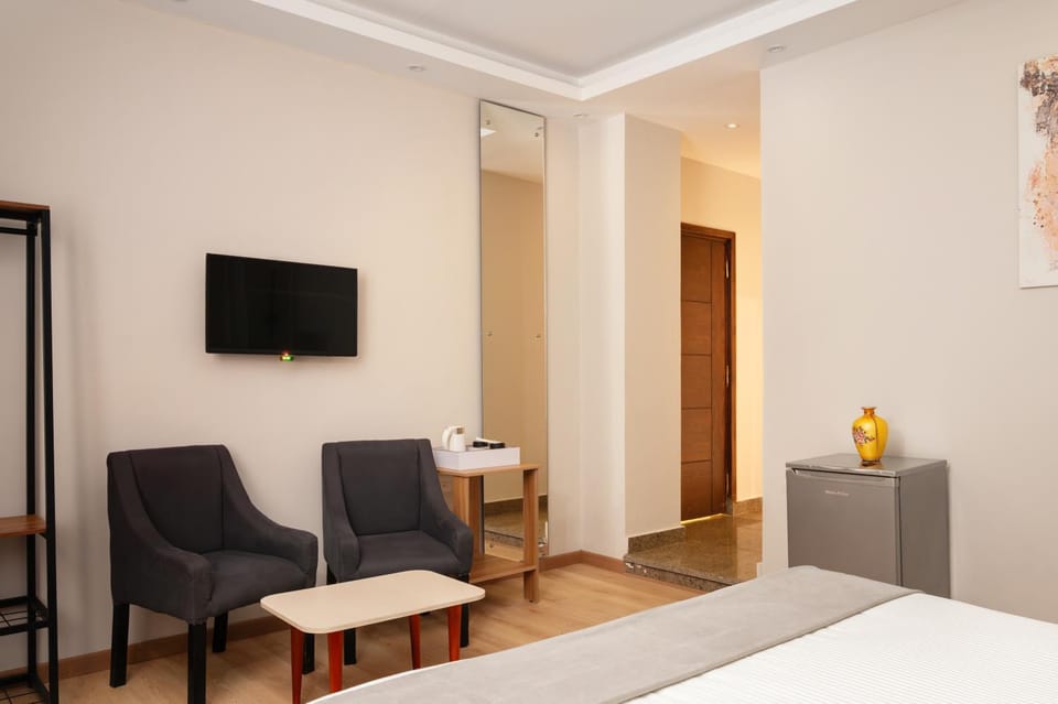 Photo of the whole room, Bedroom