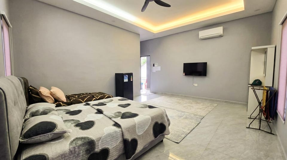 Bed, TV and multimedia, Photo of the whole room, Bedroom, fireplace, air conditioner