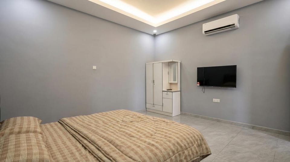 Bed, TV and multimedia, Photo of the whole room, Bedroom, wardrobe, air conditioner