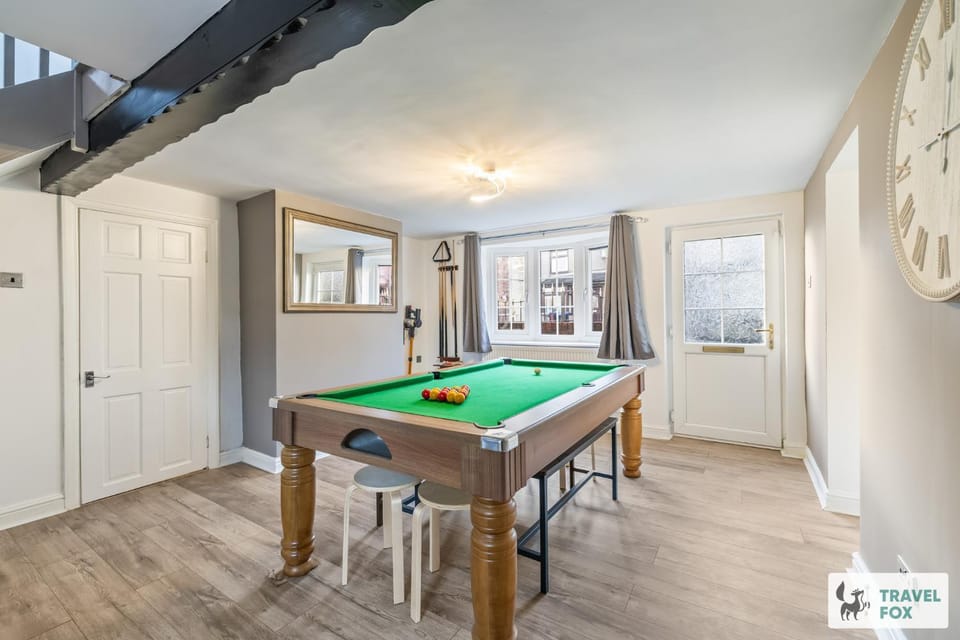 Billiard, Game Room