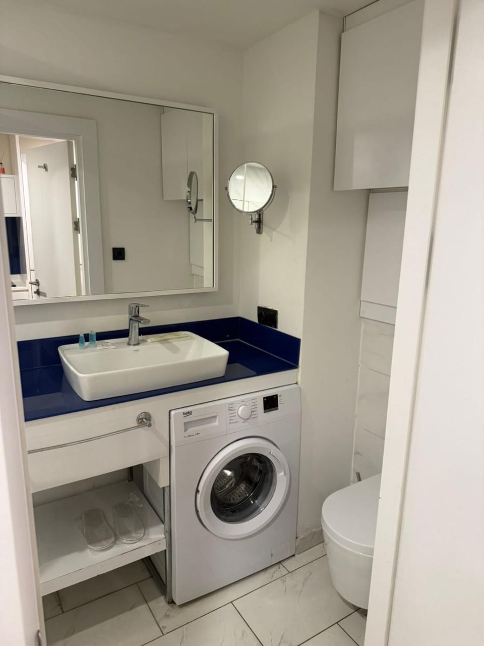 Bathroom, Bath, towels, washing machine, dryer