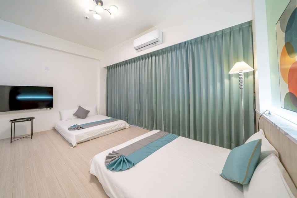 Bed, TV and multimedia, Bedroom