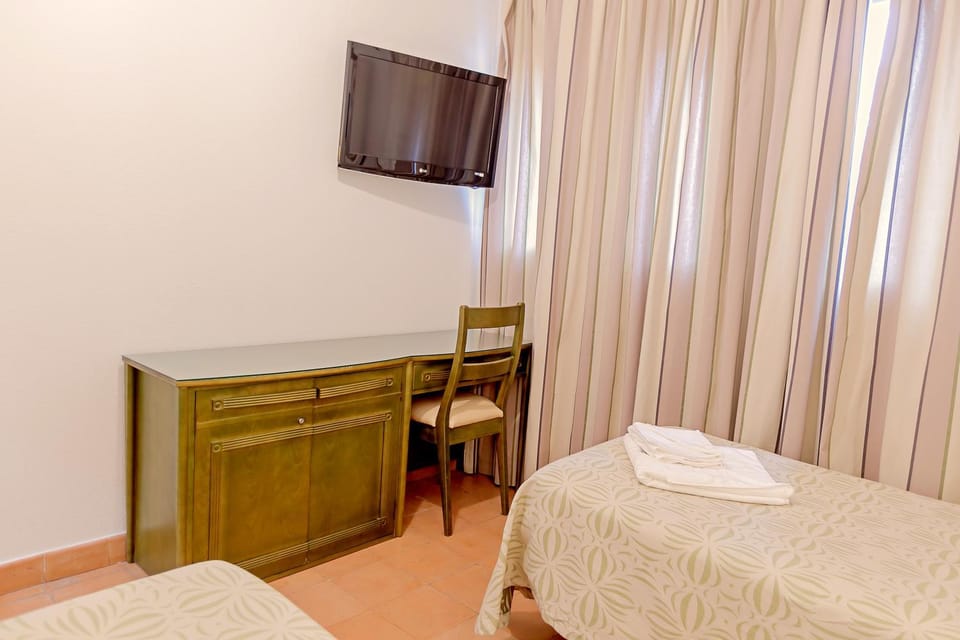 TV and multimedia, Photo of the whole room, Bedroom