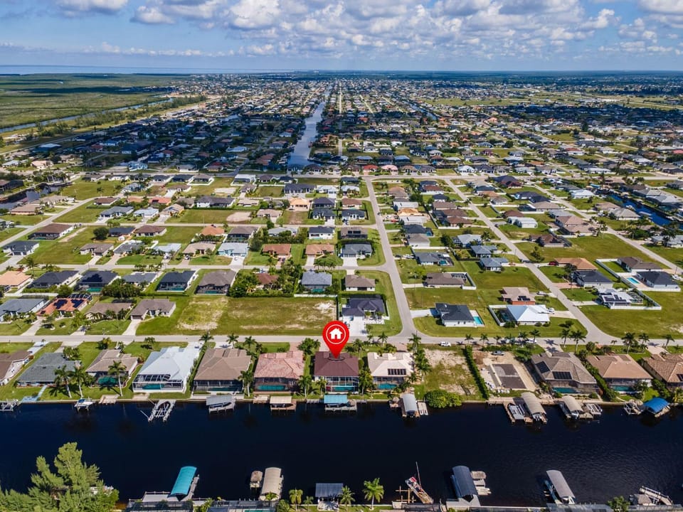 Fun Gulf-Access Retreat with Heated Pool, Dock & Tiki Hut Getaway - Villa Gone Coastal - Roelens House in Cape Coral