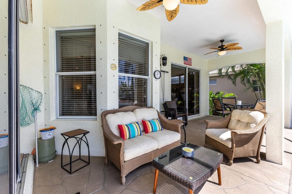 Fun Gulf-Access Retreat with Heated Pool, Dock & Tiki Hut Getaway - Villa Gone Coastal - Roelens House in Cape Coral