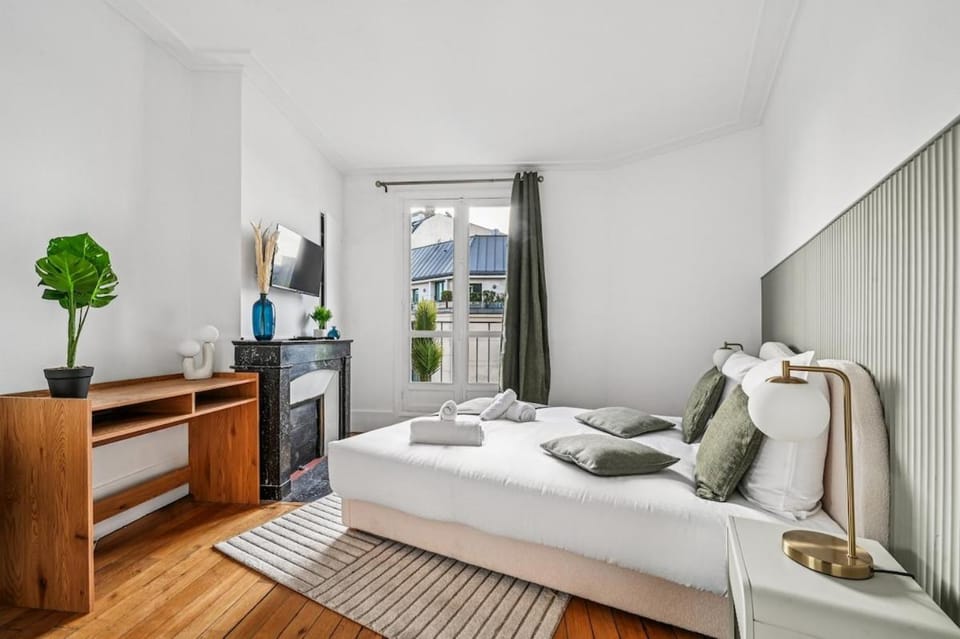 Photo of the whole room, Bedroom
