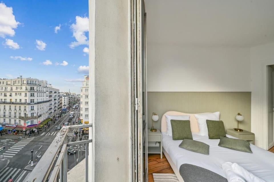 View (from property/room), Balcony/Terrace, Bedroom, City view