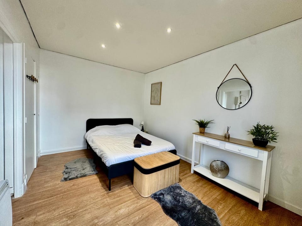 Bed, Living room, Photo of the whole room